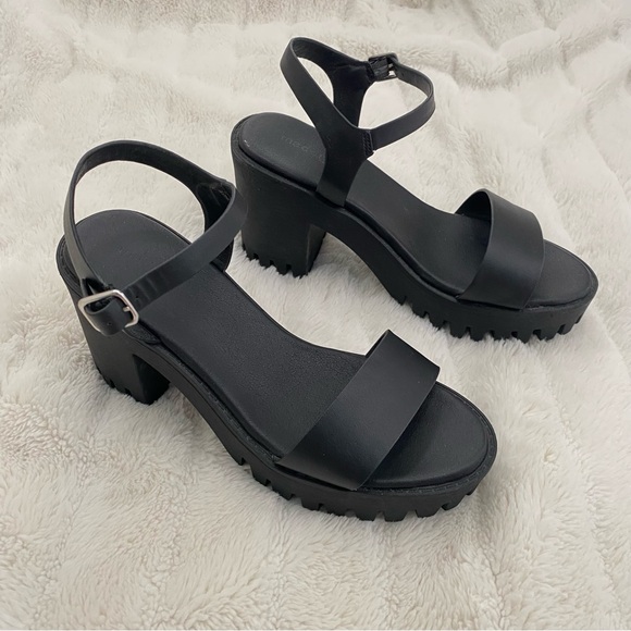 Madden Girl Black Strappy Chunky Heeled Sandals Size 7.5 - Picture 4 of 12